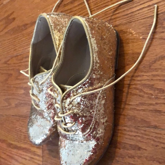 Golden glitter shoes 🌲🎅🏼 Christmas deal 🎅🏼🌲 - Picture 2 of 4